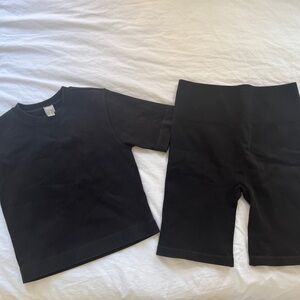 Everlane t shirt and biker short set 🖤